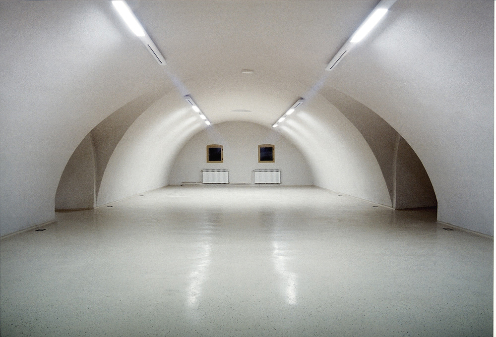 Art, artwork. A work entitled "State of the Air" by Nika Span / Nika Špan. Material: approximately 1,000 m3 air and over 1,000 white balloons. Exhibition space: Kazamat Gallery, Dom HDLU, Osijek, Croatia.